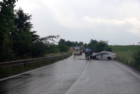 Zrážka motorky s osobným autom si vyžiadala dva životy. Na mieste zasahoval vrtuľník