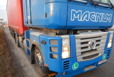 Nehoda na D1. Vodič osobného auta skončil na streche