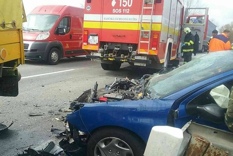 Päť zranených pri dopravnej nehode. Zrazili sa osobné a nákladné vozidlo