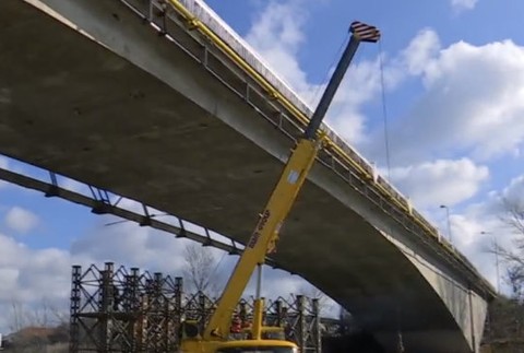 Stavajú v toku rieky