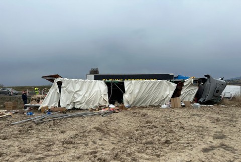 Na diaľnici pri Bidovciach sa v noci prevrátil kamión