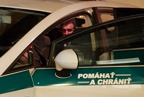 László Sólymos v policajnom aute