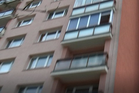 Pred sudcu sa postavil 17-krát trestaný mladík. Priateľku nahovoril na samovraždu