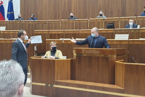 Roztržka v parlamente 