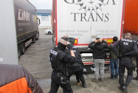 zadržaní utečenci, colníci