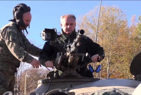 Andrej Kiska jazdil vo Valaškovciach v tanku, zastrieľal si aj z guľometu206