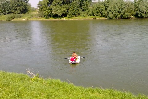 muz v nafukovacom clne na jazere, patranie po Simonke