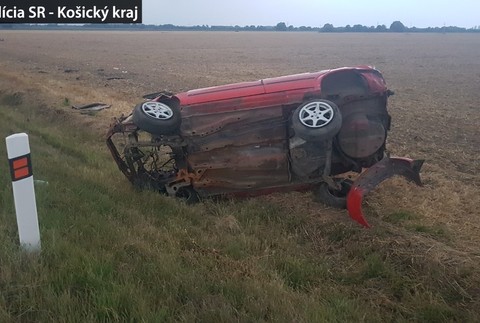 Prešiel do protismeru a následne sa s autom niekoľkokrát prevrátil. Vodič pri nehode z auta vypadol