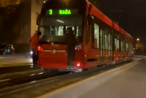 Mladíci sa vozili na plastovom zadnom nárazníku