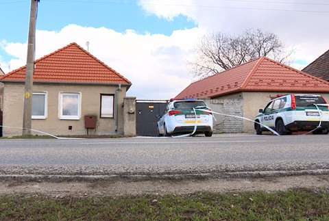 Záhadná smrť v Seredi. Zohavené telo muža našla v dome jeho dcéra