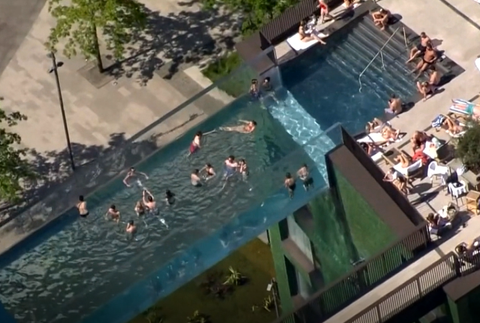 Bazén vo výške 30 metrov