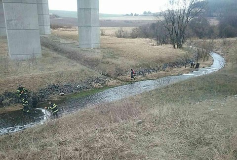 Hasiči zasahujú v Štrbe. Na hladine potoka sa objavila biela pena 