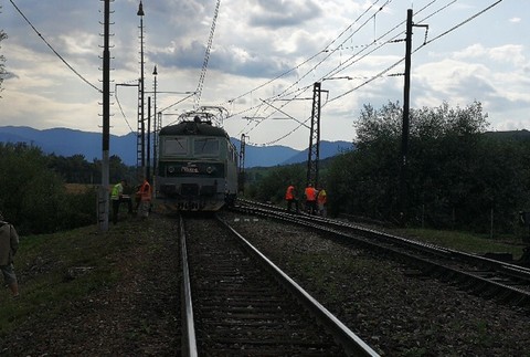 Železničná doprava je prerušená. Pri Liptovskej Teplej sa vykoľajil rušeň