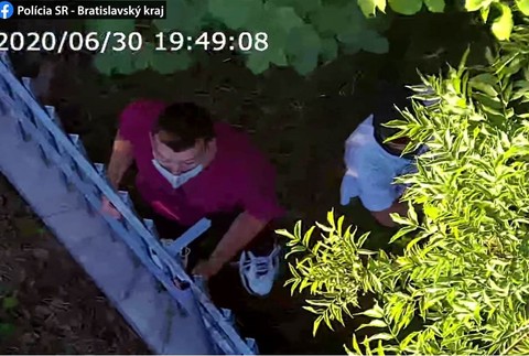 Preliezol plot a ukradol kameru, polícia ho hľadá 