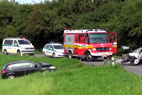 Vážna dopravná nehoda. Pri čelnej zrážke sa zranili traja ľudia
