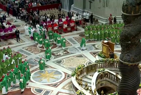 Nečakané rozhodnutie z Vatikánu. Budú sa môcť kňazi ženiť?