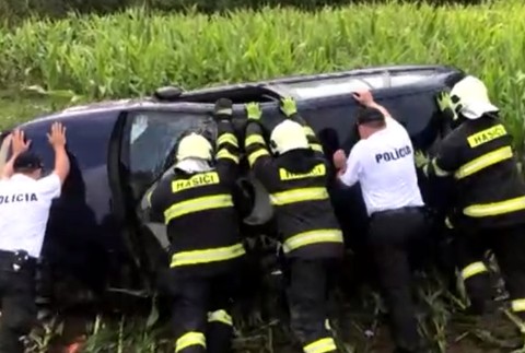 Nehoda kamióna a auta pri Rajeckej Lesnej