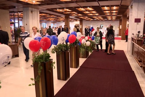 Deň otvorených dverí v parlamente. Rady na Smer, u Kotlebu nikto2324