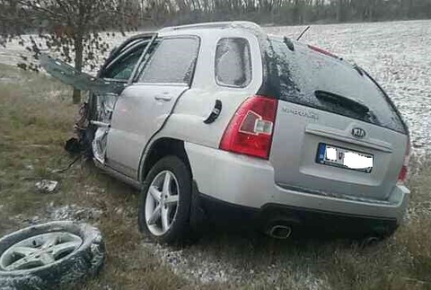 Čelná zrážka áut na zasneženej ceste. Premávku pri Senci odkláňajú