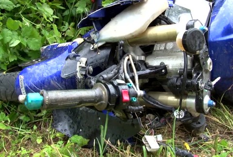 [multi] KN Motorkár narazil do zvodidiel 1551