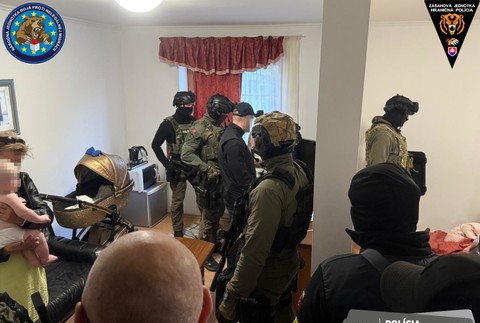 Odsúdenie muža a ženy za nútenie dievčat k sexuálnym službám