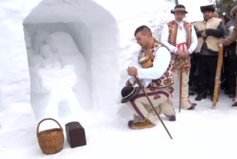 Snehový Betlehem, hudba a kroje. Oslavy Troch kráľov boli v Tatrách čarovné