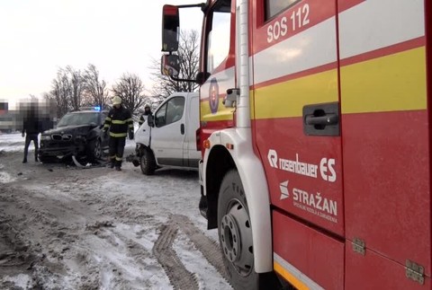 Štyri rozbité autá a neprejazdná cesta. Záchranári zasahovali pri hromadnej nehode