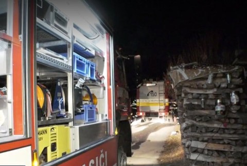 Šokujúci nález v garáži. Pre podozrivé ampulky na miesto dorazili záchranári