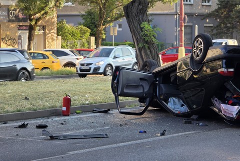 Auto skončilo po náraze na streche 