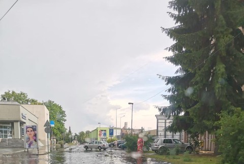 Silná búrka polámala stromy