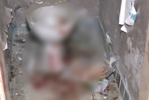 Mladíci dobili bezdomovca