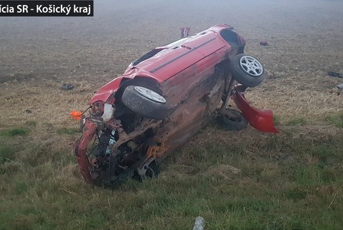 Prešiel do protismeru a následne sa s autom niekoľkokrát prevrátil. Vodič pri nehode z auta vypadol