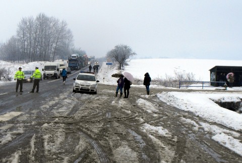 Soroška kolóny policajti cesta zasnežená sneh počasie kamióny