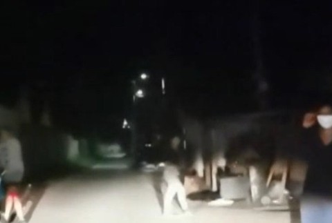 Bitka 100 ľudí v osade.