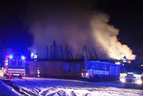 Desiatky hasičov zasahovali pri rozsiahlom požiari. Šľahajúce plamene si všimli až susedia