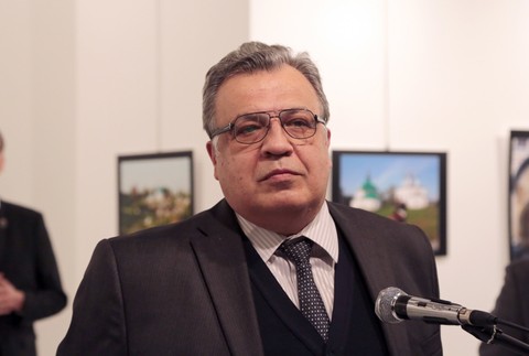 Mevlut Mert Altintas zastrelil ruského veľvyslanca v Turecku Andreja Karlova