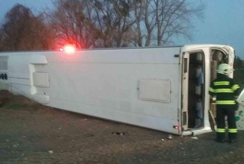 prevrátený autobus