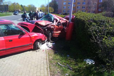 Šialenec za volantom zrámoval päť áut.