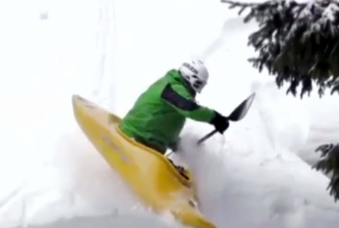 Saltá v lodi na snehu. Peter Csonka predvádza dychvyrážajúe kúsky