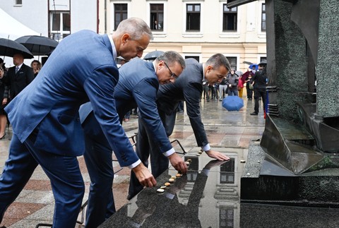 Pietny akt kladenia kamienkov pri príležitosti Pamätného dňa obetí holokaustu a rasového násilia