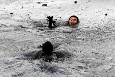 Hasiči, ropná škvrna, more, Čína, ropovody, výbuch