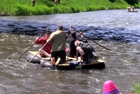 Voda v riekach je poriadne studená. Ani to neodradilo posádky netradičných plavidiel