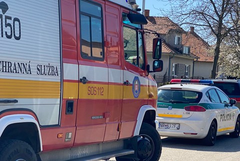 Tragédia vo Vrábloch. Muž spadol do drvičky na drevo