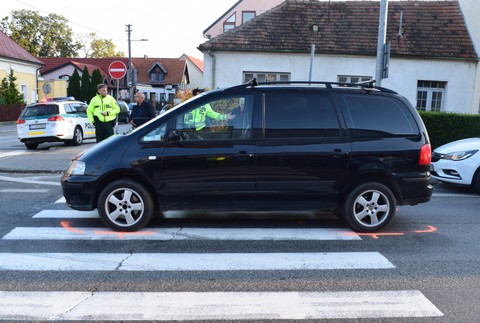  Rodičia, naučte deti bezpečnosti! Auto zachytilo 10-ročné dievča na kolobežke
