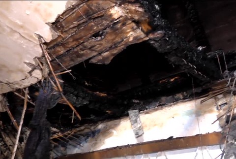 Ostali mu len oči pre plač. Ničivý oheň zobral mužovi takmer všetko