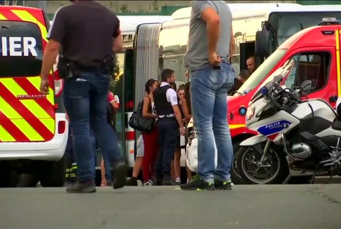 Dvaja útočníci napadli okoloidúcich ľudí. Len 19-ročného mladíka zabili a deviatich zranili