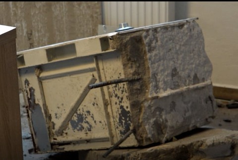 Zo steny vytrhli betónom zaliaty trezor. Zlodeji nakoniec ušli na prázdno