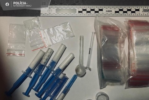 Nadrogovaný a bez vodičáku