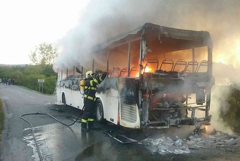 Autobus pri Sabinove zachvátil požiar, sedeli v ňom aj cestujúci