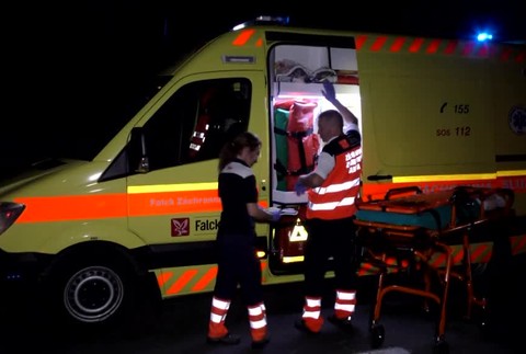 Po náraze do stromu, skončili dvaja muži v nemocnici. Hasiči si ale pri aute všimli detskú topánku